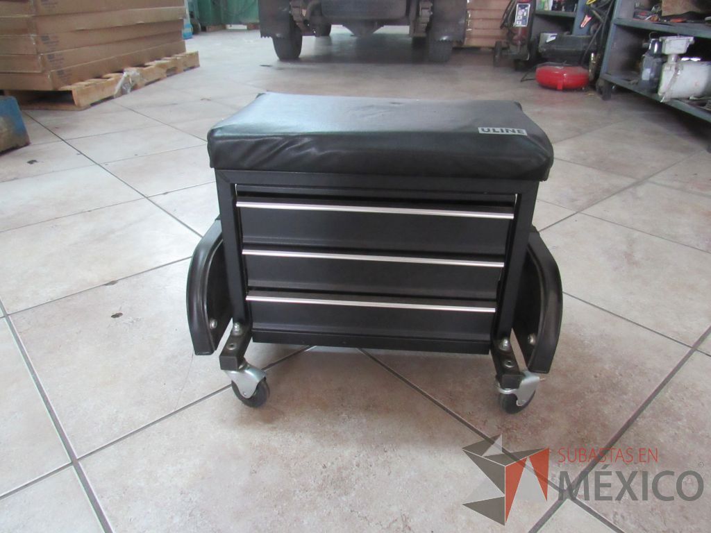 Lote 013 - Gabinete para herramientas con ruedas, 3 cajones y cojín color negro