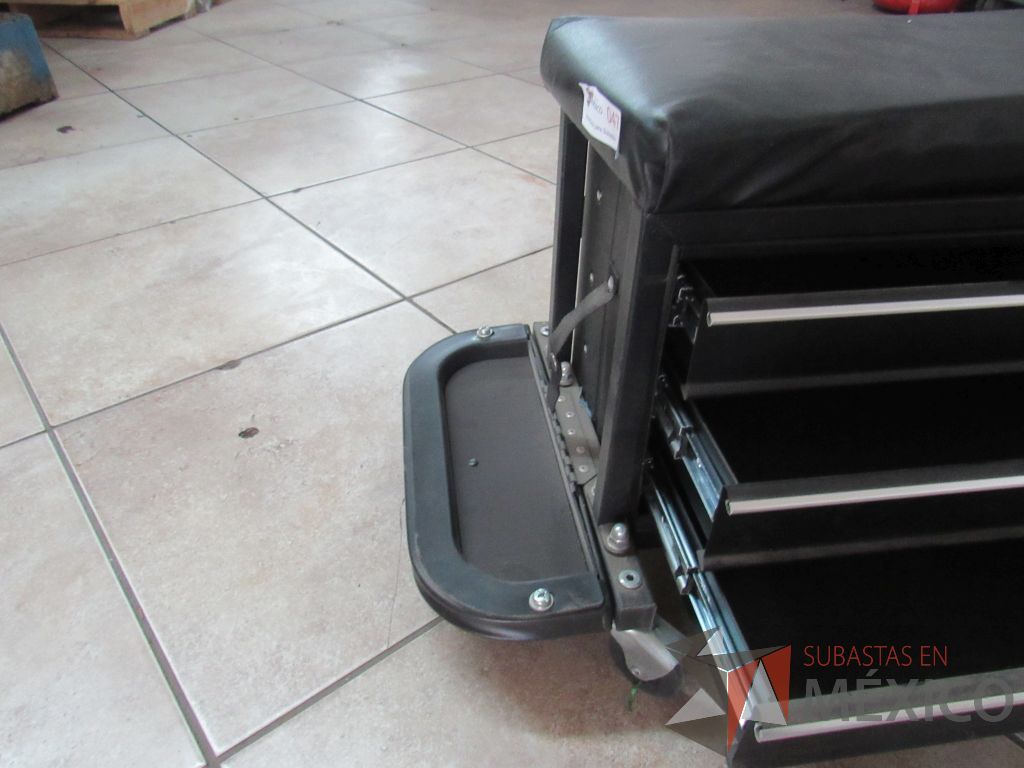 Lote 013 - Gabinete para herramientas con ruedas, 3 cajones y cojín color negro - Imagen 10