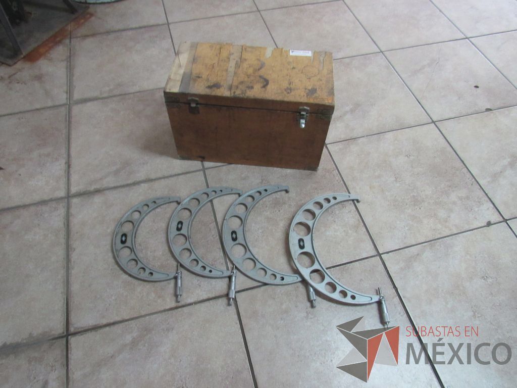 Lote 020 - Caja de madera con 4 micrómetros (8-9/9-10/10-11/11-12)