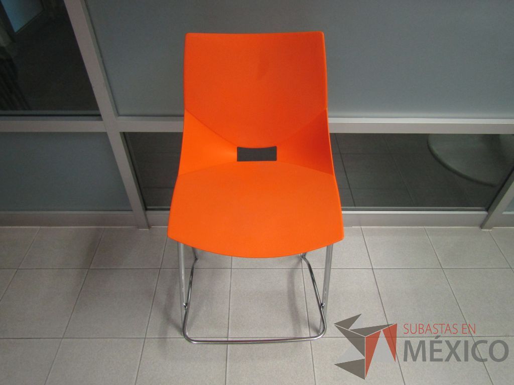 Lote 018 - Silla alta, estructura metálica, asiento y respaldo en plástico color naranja