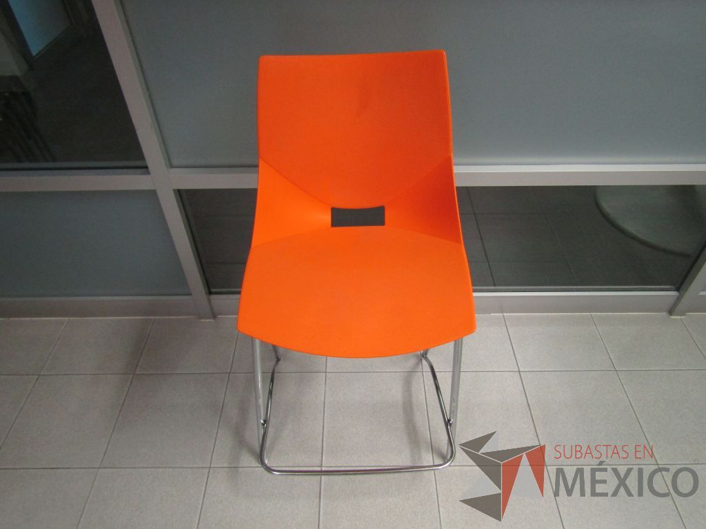 Lote 018 - Silla alta, estructura metálica, asiento y respaldo en plástico color naranja - Imagen 2