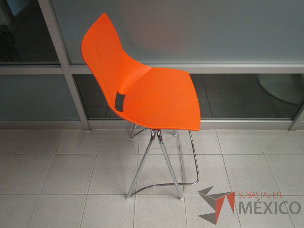 Lote 018 - Silla alta, estructura metálica, asiento y respaldo en plástico color naranja - Imagen 3