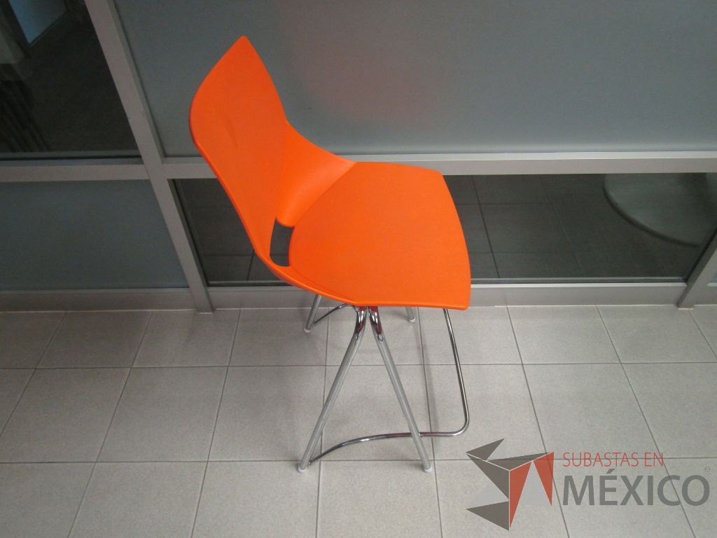 Lote 018 - Silla alta, estructura metálica, asiento y respaldo en plástico color naranja - Imagen 4
