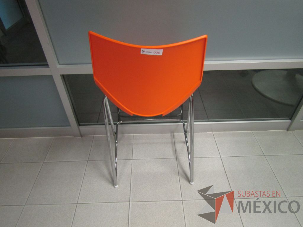 Lote 018 - Silla alta, estructura metálica, asiento y respaldo en plástico color naranja - Imagen 5