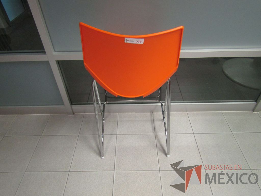 Lote 018 - Silla alta, estructura metálica, asiento y respaldo en plástico color naranja - Imagen 6