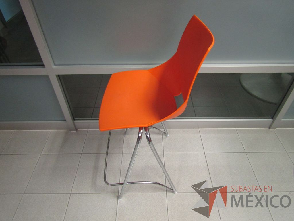 Lote 018 - Silla alta, estructura metálica, asiento y respaldo en plástico color naranja - Imagen 7