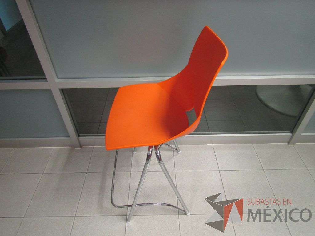 Lote 018 - Silla alta, estructura metálica, asiento y respaldo en plástico color naranja - Imagen 8