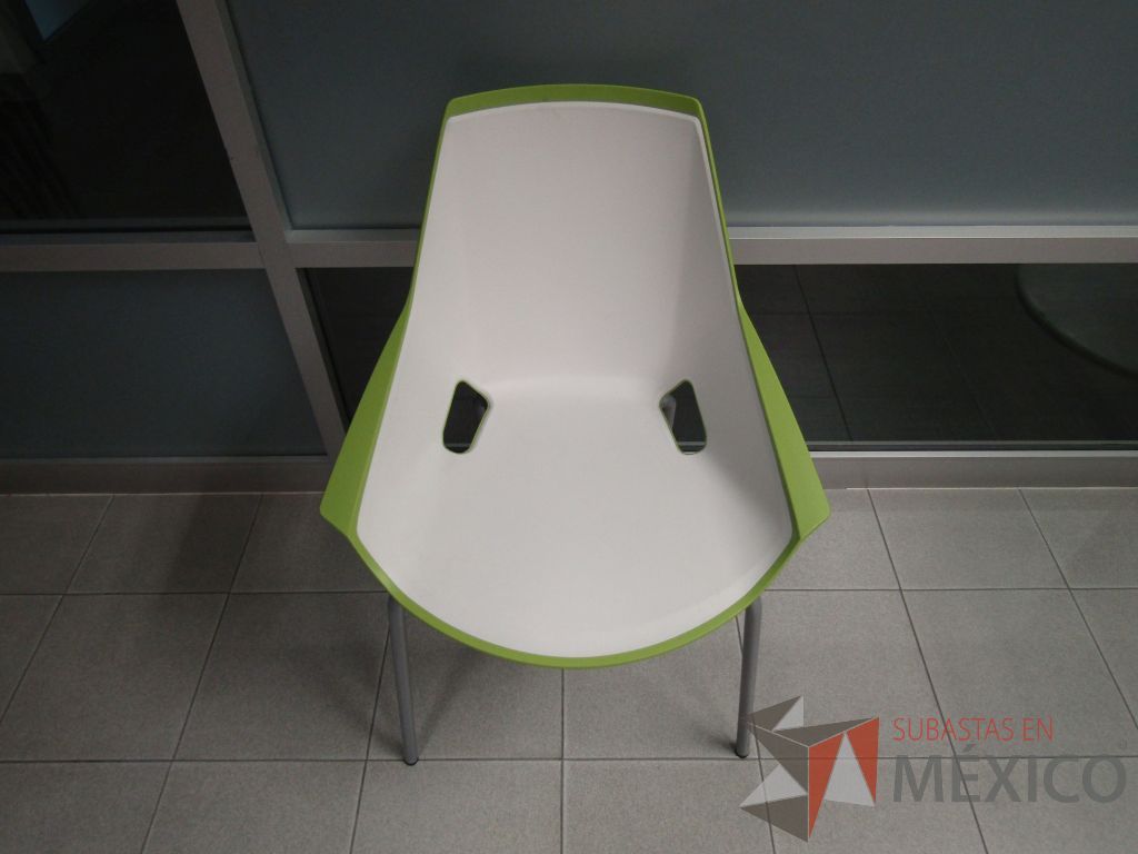 Lote 019 - Silla fija, patas metálicas, asiento y respaldo en plástico color verde con blanco.