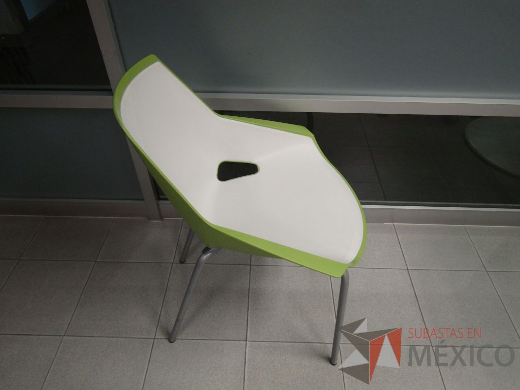 Lote 019 - Silla fija, patas metálicas, asiento y respaldo en plástico color verde con blanco. - Imagen 3