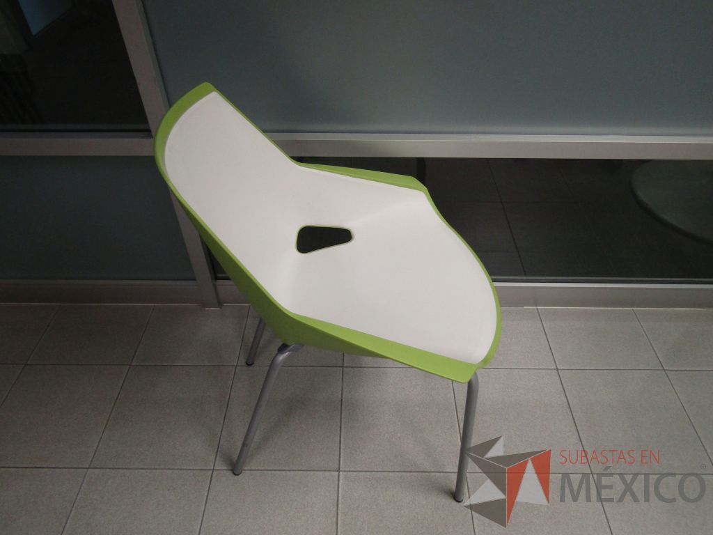 Lote 019 - Silla fija, patas metálicas, asiento y respaldo en plástico color verde con blanco. - Imagen 4
