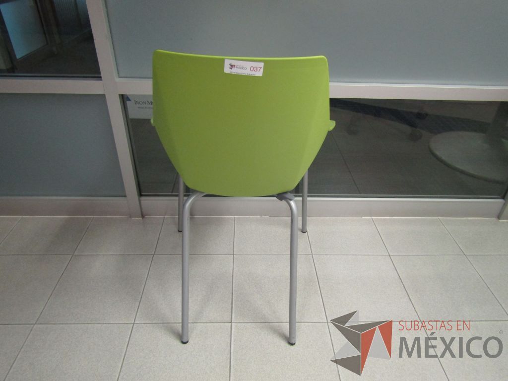Lote 019 - Silla fija, patas metálicas, asiento y respaldo en plástico color verde con blanco. - Imagen 5