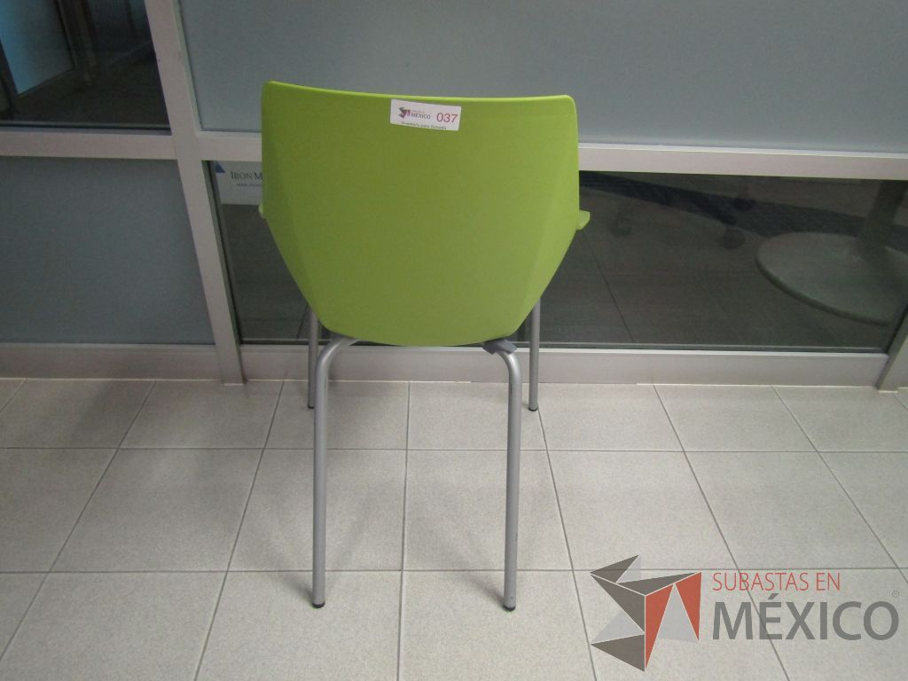 Lote 019 - Silla fija, patas metálicas, asiento y respaldo en plástico color verde con blanco. - Imagen 6