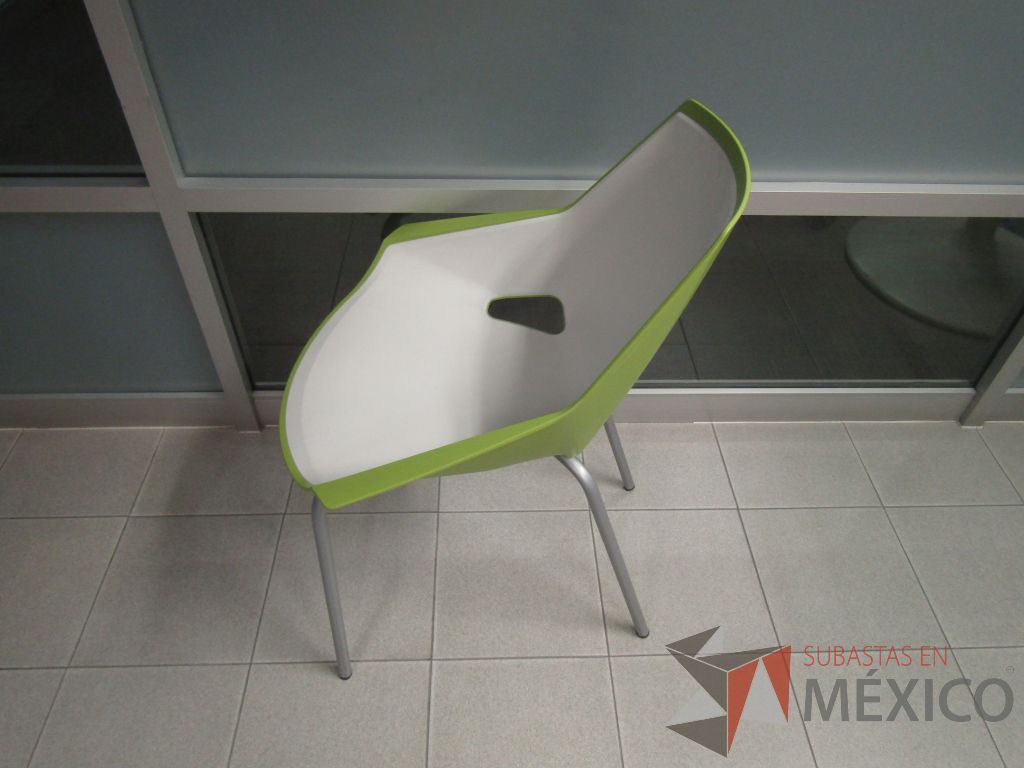 Lote 019 - Silla fija, patas metálicas, asiento y respaldo en plástico color verde con blanco. - Imagen 7