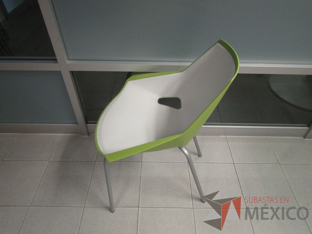 Lote 019 - Silla fija, patas metálicas, asiento y respaldo en plástico color verde con blanco. - Imagen 8