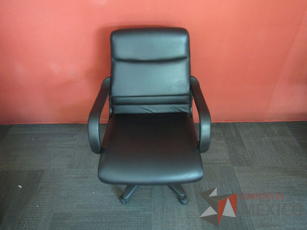 Lote 023 - Silla ejecutiva con ruedas, descansabrazos fijo, asiento y respaldo tipo piel color negro - Imagen 2