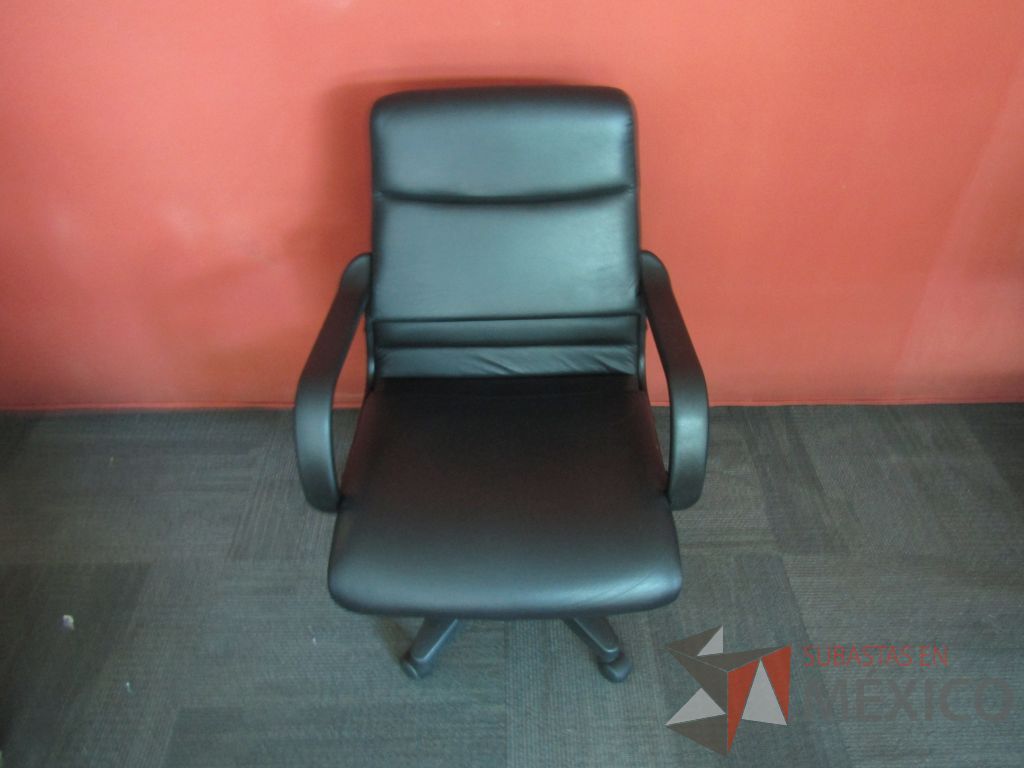 Lote 023 - Silla ejecutiva con ruedas, descansabrazos fijo, asiento y respaldo tipo piel color negro