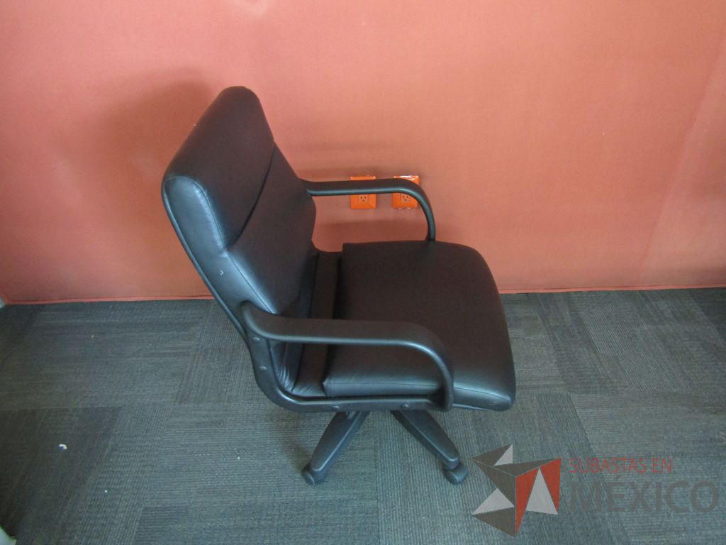 Lote 023 - Silla ejecutiva con ruedas, descansabrazos fijo, asiento y respaldo tipo piel color negro - Imagen 3