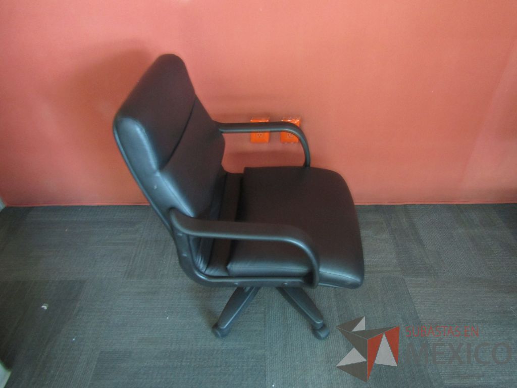 Lote 023 - Silla ejecutiva con ruedas, descansabrazos fijo, asiento y respaldo tipo piel color negro - Imagen 4