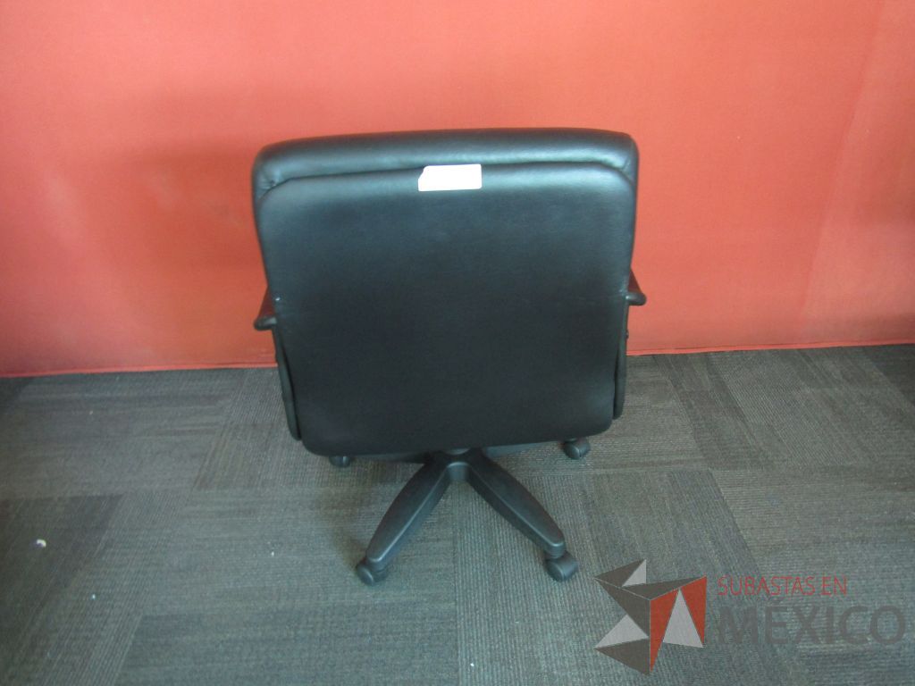 Lote 023 - Silla ejecutiva con ruedas, descansabrazos fijo, asiento y respaldo tipo piel color negro - Imagen 5