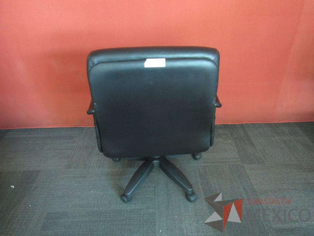 Lote 023 - Silla ejecutiva con ruedas, descansabrazos fijo, asiento y respaldo tipo piel color negro - Imagen 6