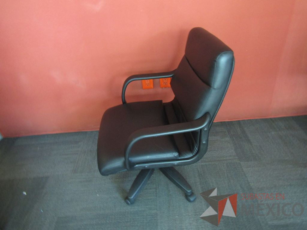 Lote 023 - Silla ejecutiva con ruedas, descansabrazos fijo, asiento y respaldo tipo piel color negro - Imagen 7