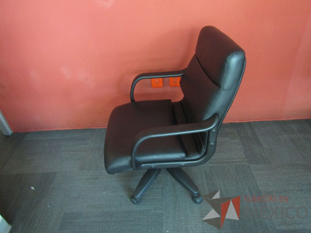 Lote 023 - Silla ejecutiva con ruedas, descansabrazos fijo, asiento y respaldo tipo piel color negro - Imagen 8