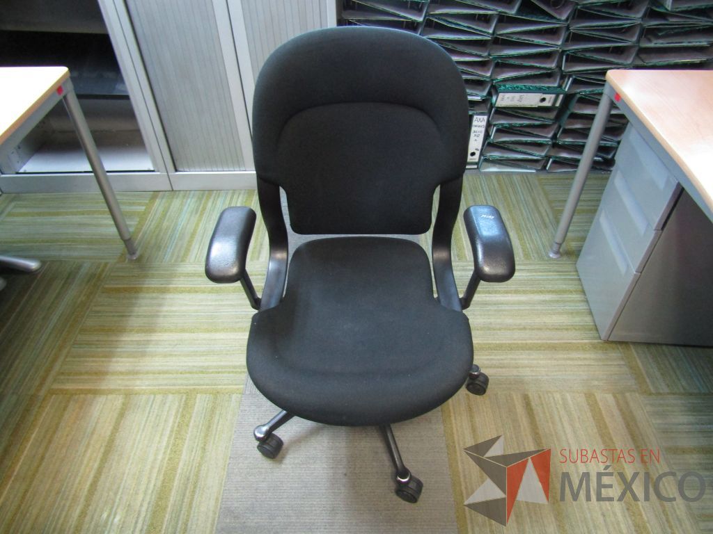 Lote 140 - Silla ejecutiva con ruedas, descansabrazos fijo, asiento y respaldo en tela color negro - Imagen 2