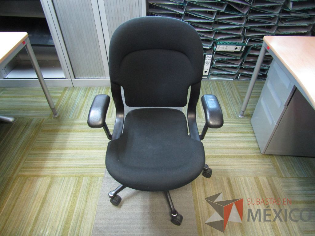 Lote 140 - Silla ejecutiva con ruedas, descansabrazos fijo, asiento y respaldo en tela color negro