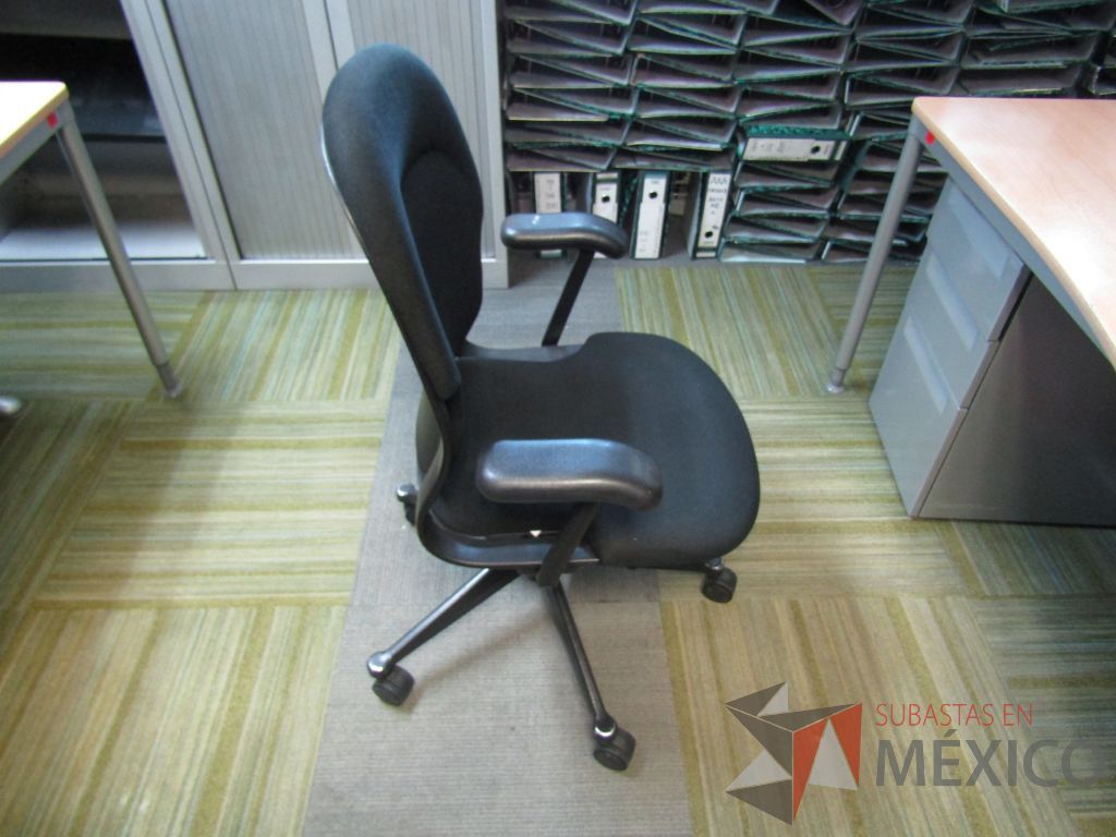 Lote 140 - Silla ejecutiva con ruedas, descansabrazos fijo, asiento y respaldo en tela color negro - Imagen 3