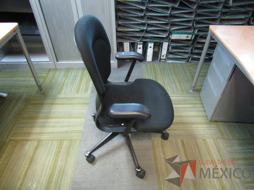Lote 140 - Silla ejecutiva con ruedas, descansabrazos fijo, asiento y respaldo en tela color negro - Imagen 4