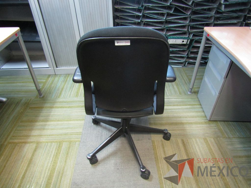 Lote 140 - Silla ejecutiva con ruedas, descansabrazos fijo, asiento y respaldo en tela color negro - Imagen 5