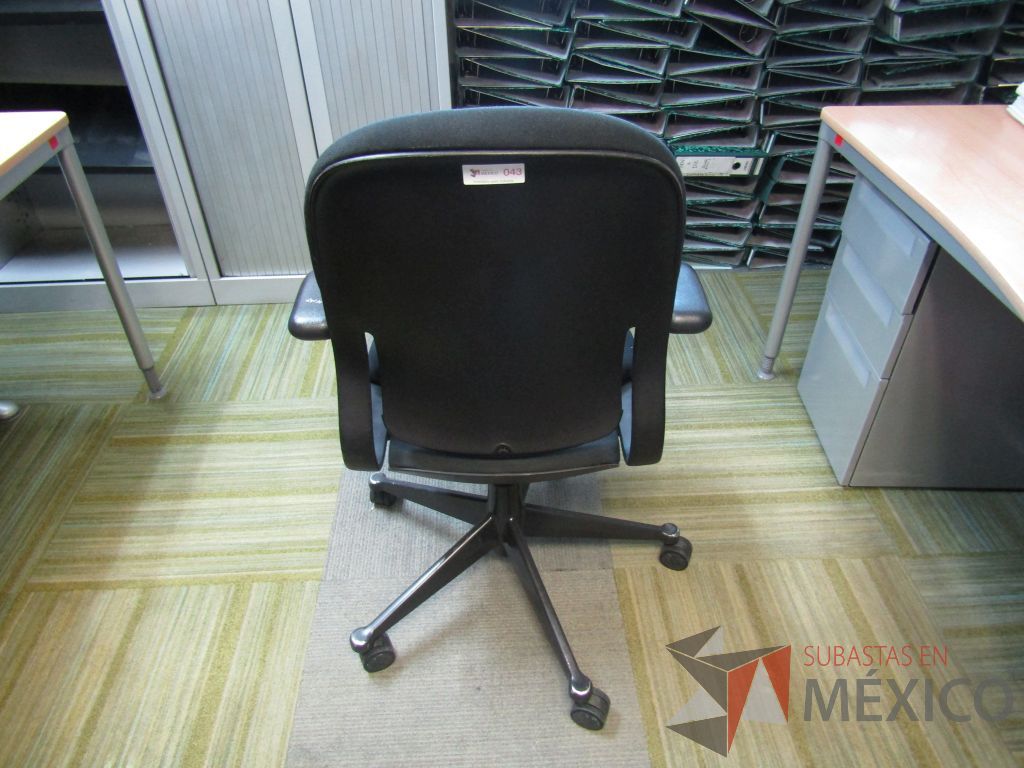 Lote 140 - Silla ejecutiva con ruedas, descansabrazos fijo, asiento y respaldo en tela color negro - Imagen 6