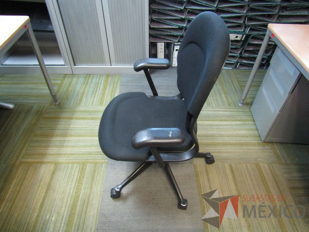 Lote 140 - Silla ejecutiva con ruedas, descansabrazos fijo, asiento y respaldo en tela color negro - Imagen 8