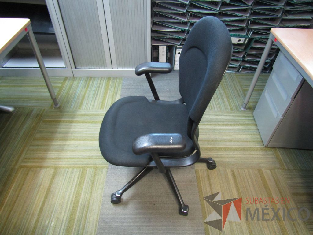 Lote 140 - Silla ejecutiva con ruedas, descansabrazos fijo, asiento y respaldo en tela color negro - Imagen 9