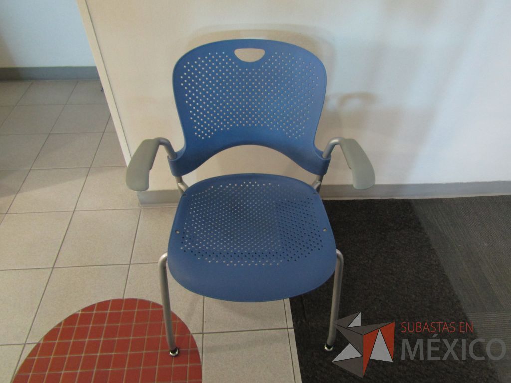 Lote 166 - Silla fija, descansabrazos fijo, asiento y respaldo en plástico color azul