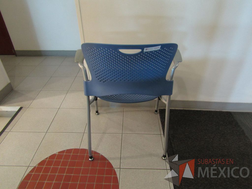 Lote 166 - Silla fija, descansabrazos fijo, asiento y respaldo en plástico color azul - Imagen 5