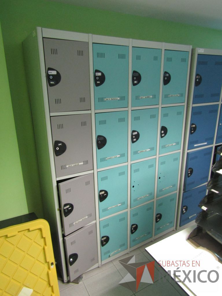 Lote 028 - Locker metálico con 12 puertas color azul y 4 puertas color gris (En mal estado) - Imagen 2
