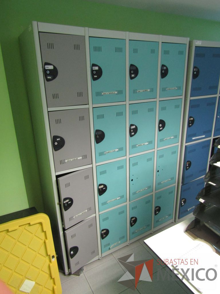 Lote 028 - Locker metálico con 12 puertas color azul y 4 puertas color gris (En mal estado)