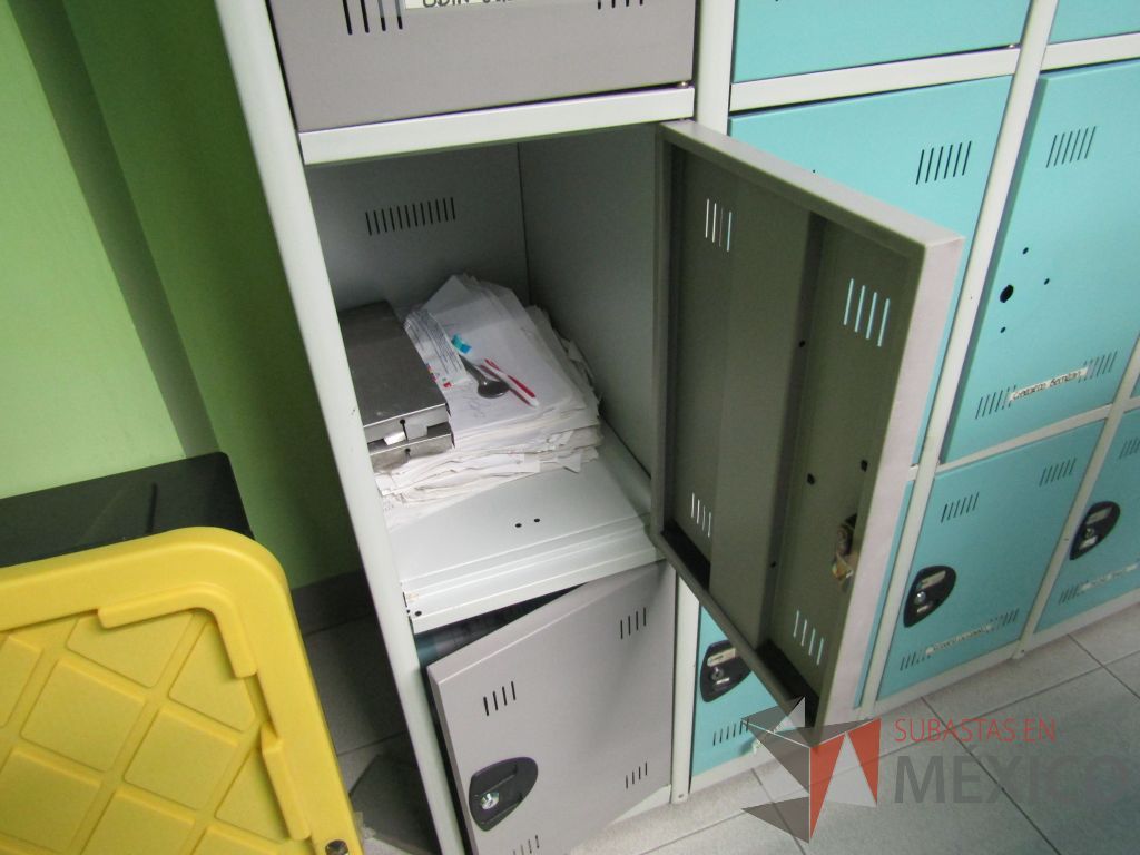 Lote 028 - Locker metálico con 12 puertas color azul y 4 puertas color gris (En mal estado) - Imagen 3