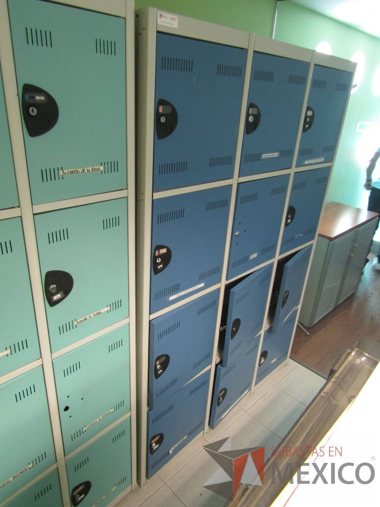 Lote 029 - Locker metálico con 12 puertas color azul (En mal estado) - Imagen 2