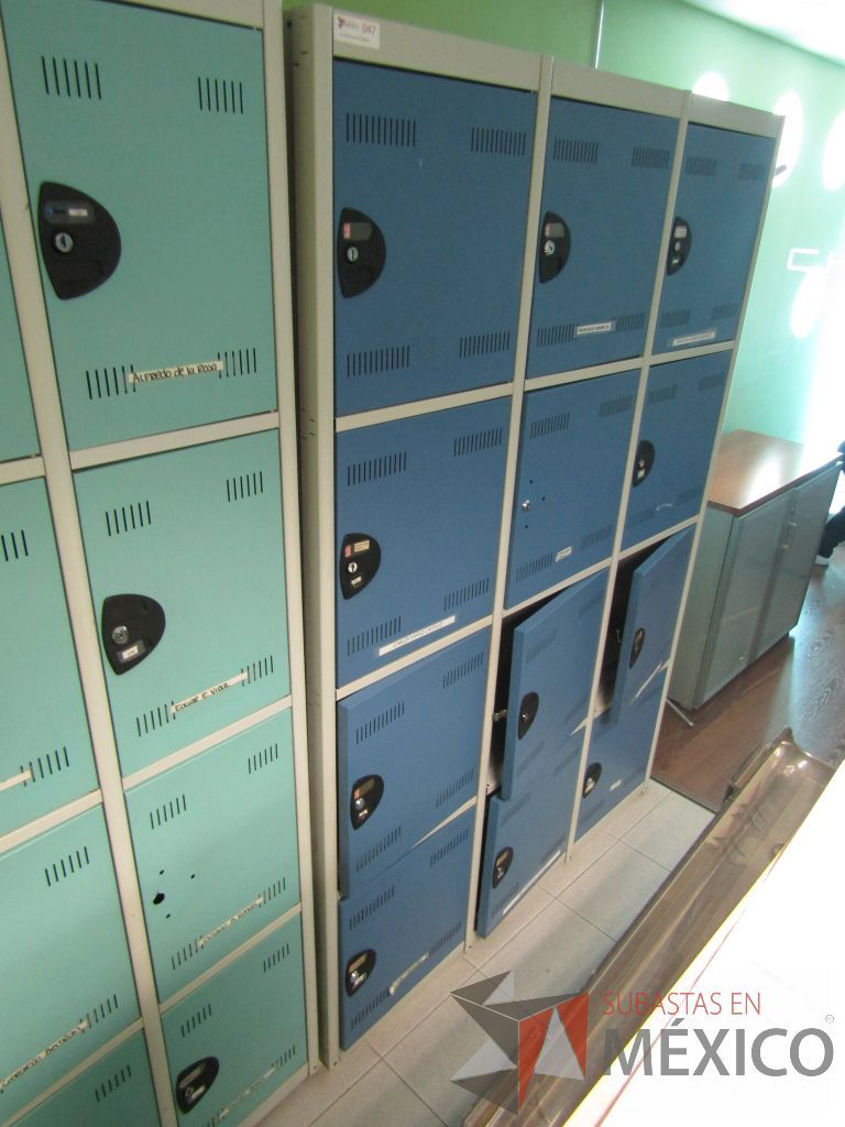 Lote 029 - Locker metálico con 12 puertas color azul (En mal estado) - Imagen 3