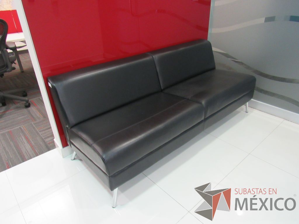 Lote 004 - Sillón de 2 plazas con 4 patas metálicas, asiento y respaldo tipo piel color negro
