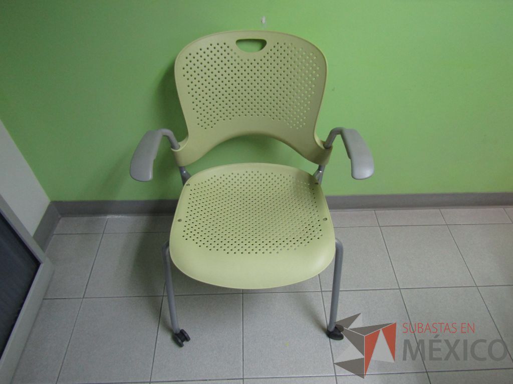 Lote 032 - Silla de visita con ruedas, descansabrazos fijo, asiento y respaldo en plástico color verde - Imagen 2