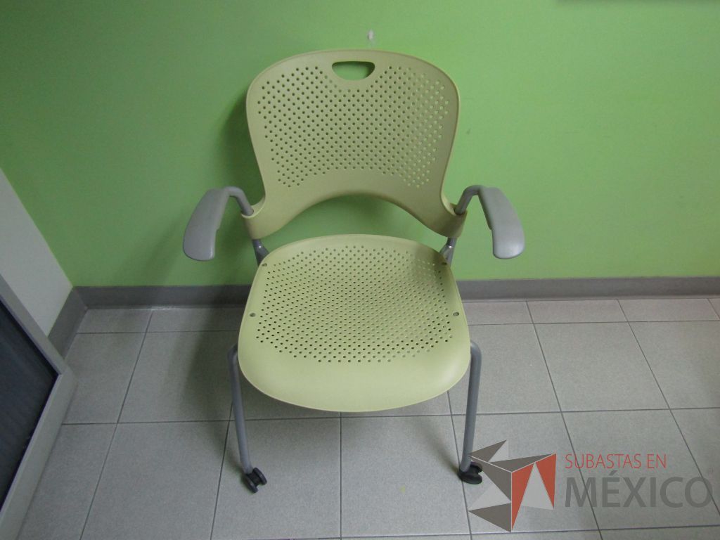 Lote 032 - Silla de visita con ruedas, descansabrazos fijo, asiento y respaldo en plástico color verde