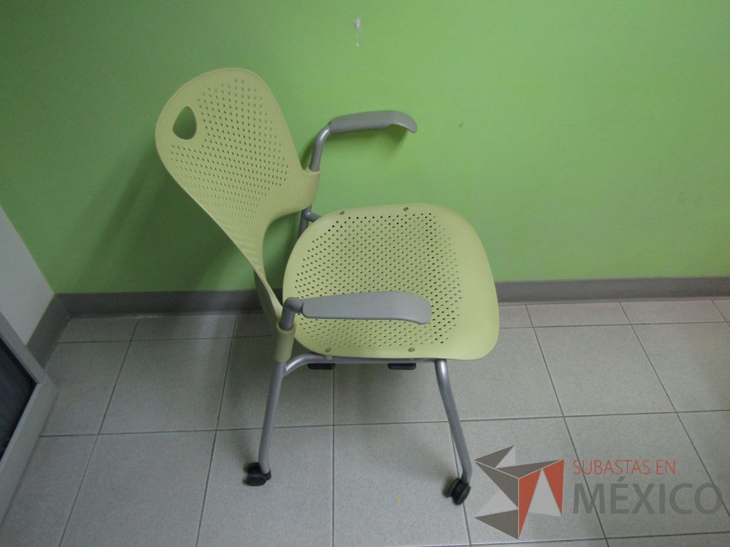 Lote 032 - Silla de visita con ruedas, descansabrazos fijo, asiento y respaldo en plástico color verde - Imagen 3