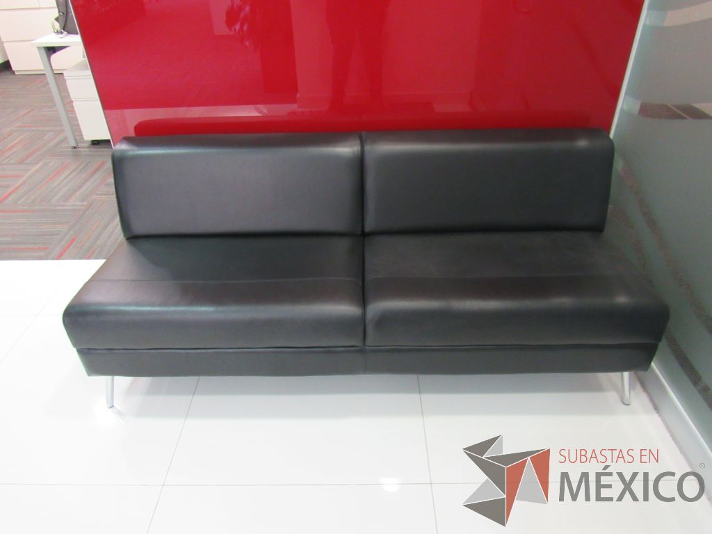 Lote 004 - Sillón de 2 plazas con 4 patas metálicas, asiento y respaldo tipo piel color negro - Imagen 9