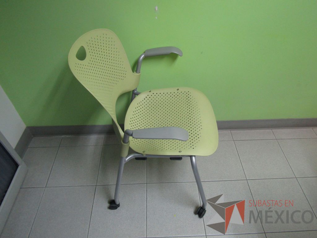 Lote 032 - Silla de visita con ruedas, descansabrazos fijo, asiento y respaldo en plástico color verde - Imagen 4
