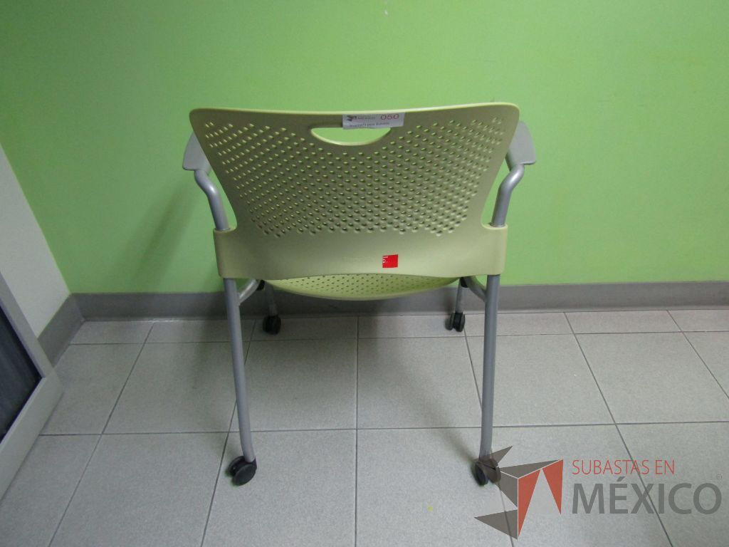 Lote 032 - Silla de visita con ruedas, descansabrazos fijo, asiento y respaldo en plástico color verde - Imagen 5