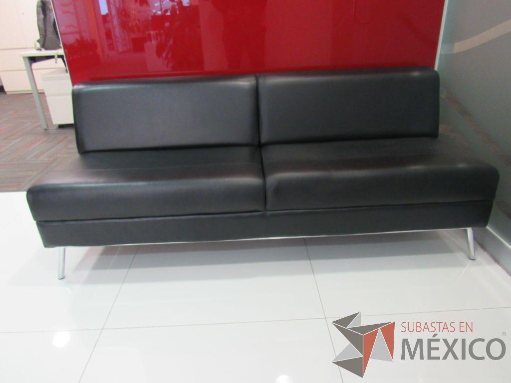 Lote 004 - Sillón de 2 plazas con 4 patas metálicas, asiento y respaldo tipo piel color negro - Imagen 11