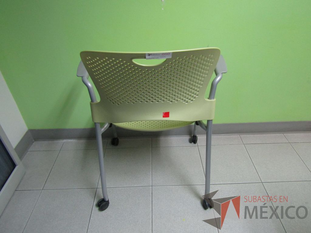 Lote 032 - Silla de visita con ruedas, descansabrazos fijo, asiento y respaldo en plástico color verde - Imagen 6